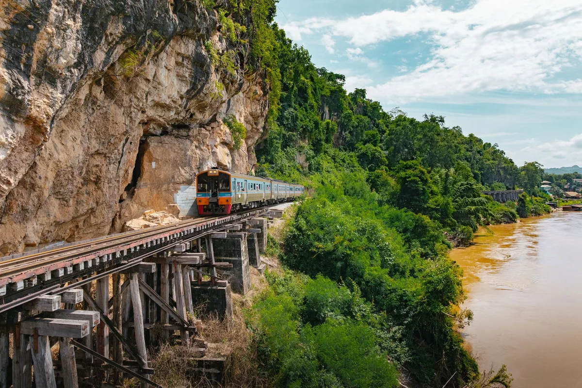 Tren junto al río Kwai, en Kanchanaburi.