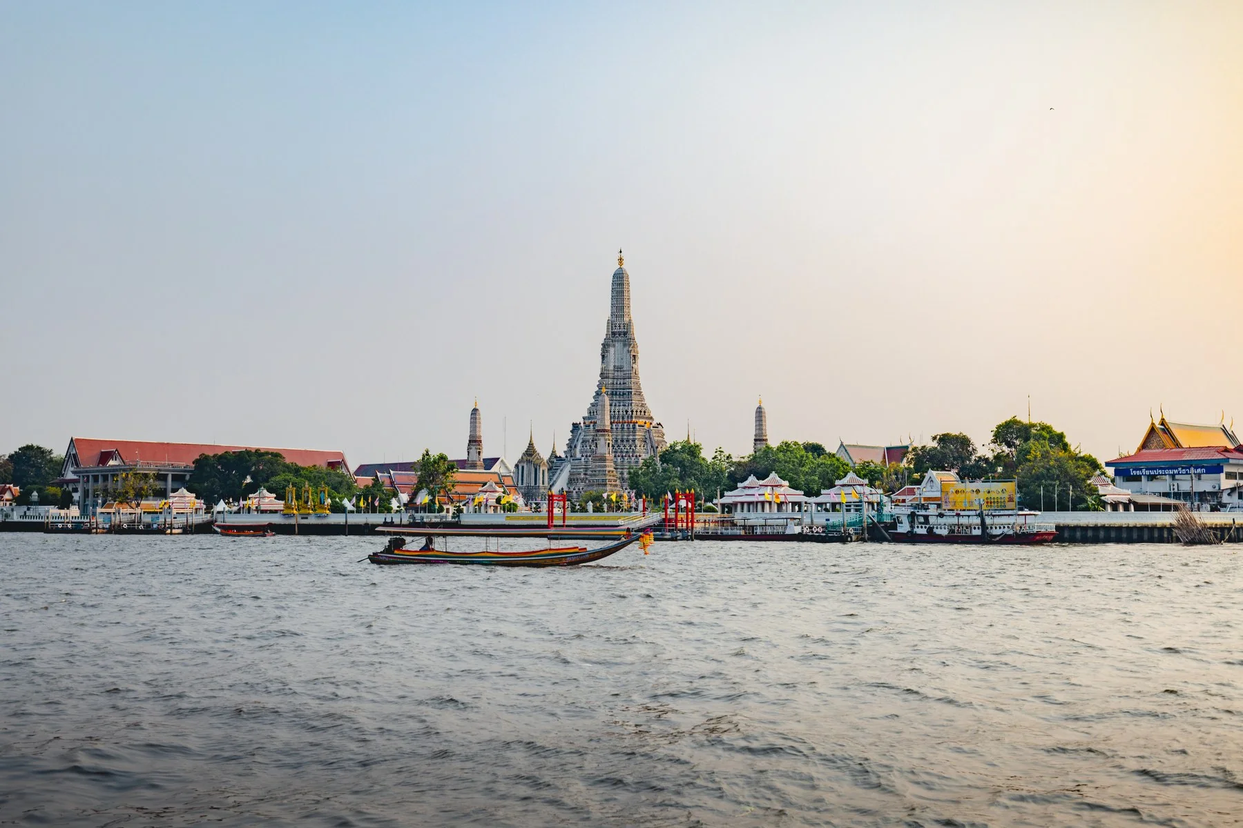 Wat Arun a orillas del río, Tailandia