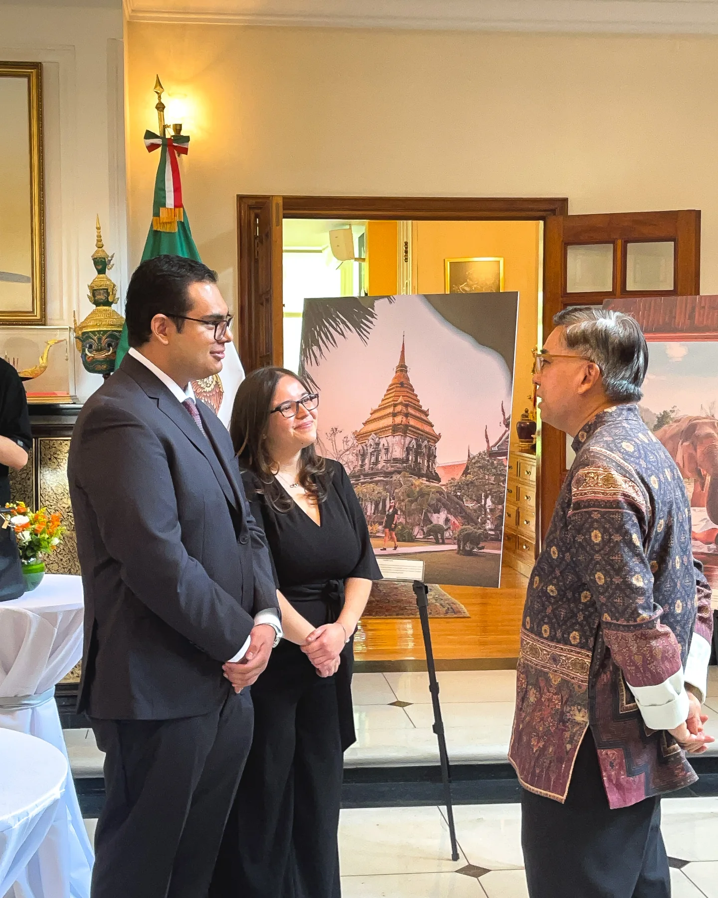 Pao y Andrew conversan con el embajador en la Residencia de Tailandia en 2024