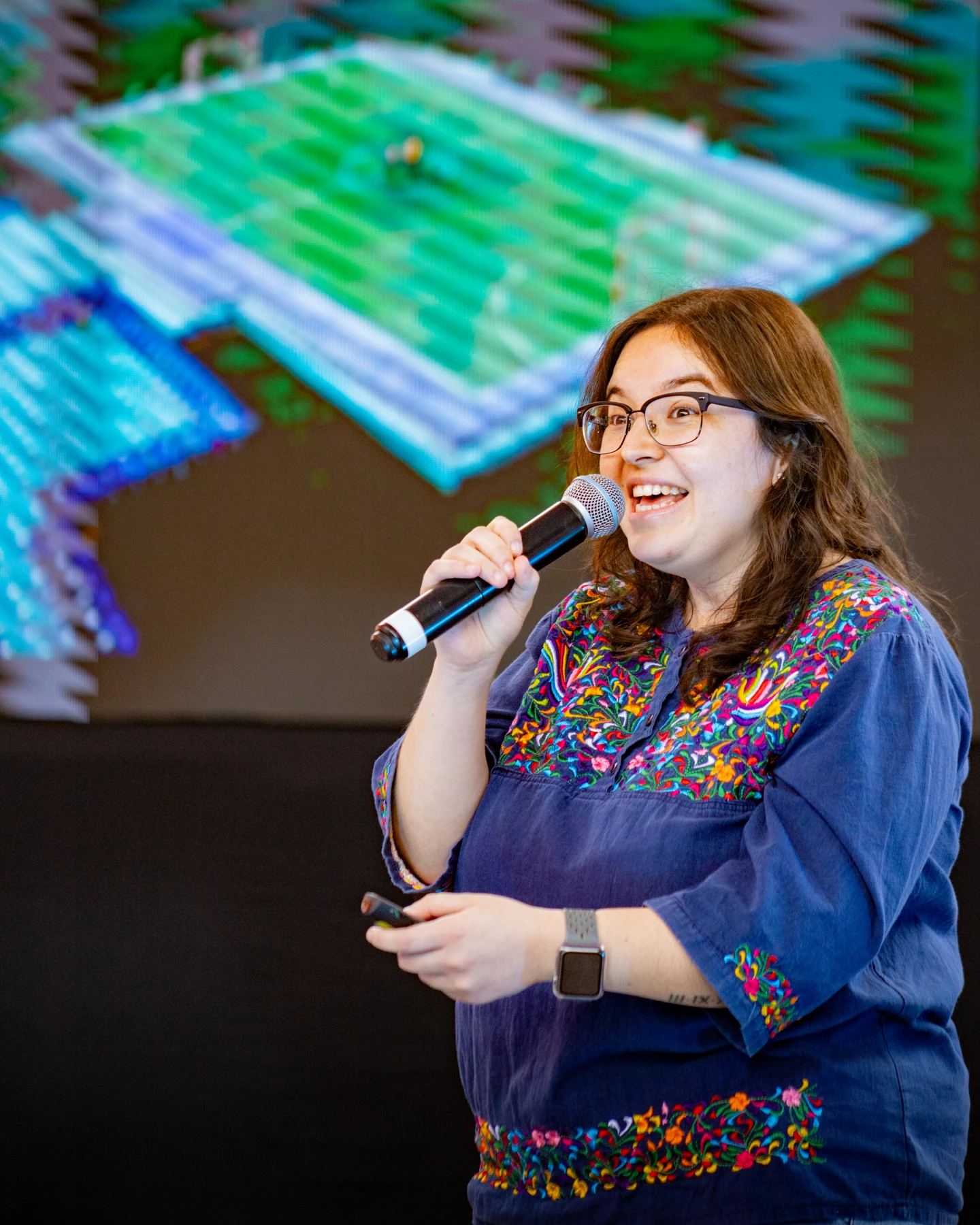 Pao hablando con micrófono durante el Thai Festival