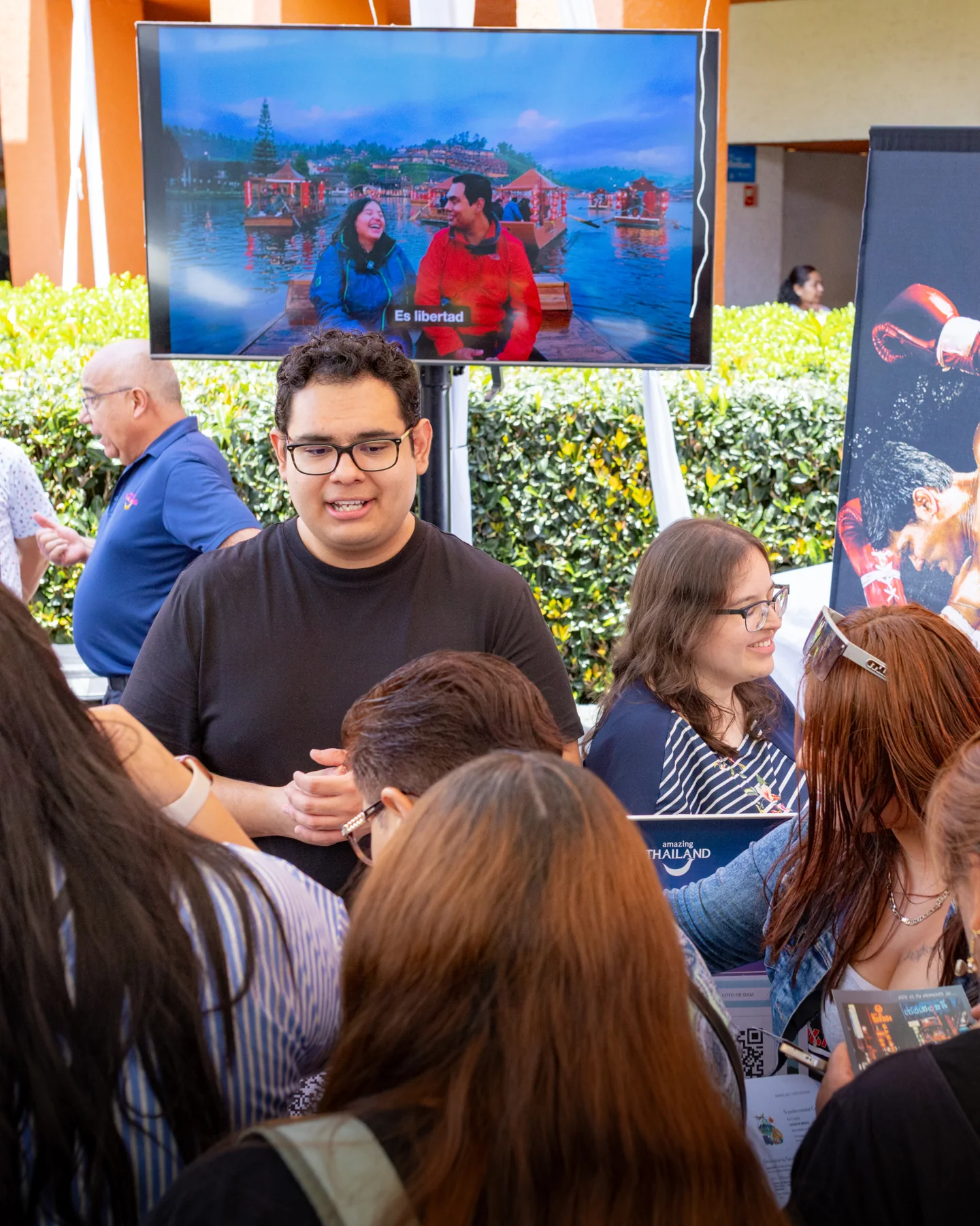 Paola y Andrew conversan con viajeros en el stand de Amazing Thailand durante Thai Festival México 2026.