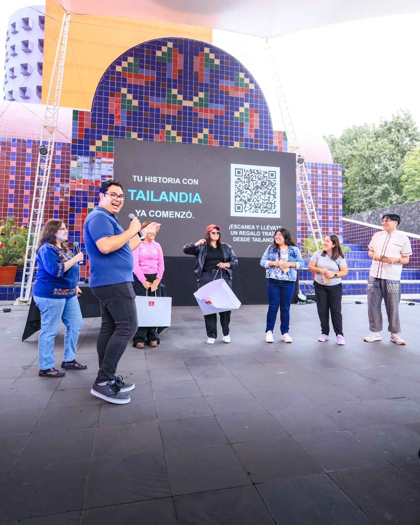 Paola y Andrew comparten el escenario con asistentes a Thai Festival México 2026.