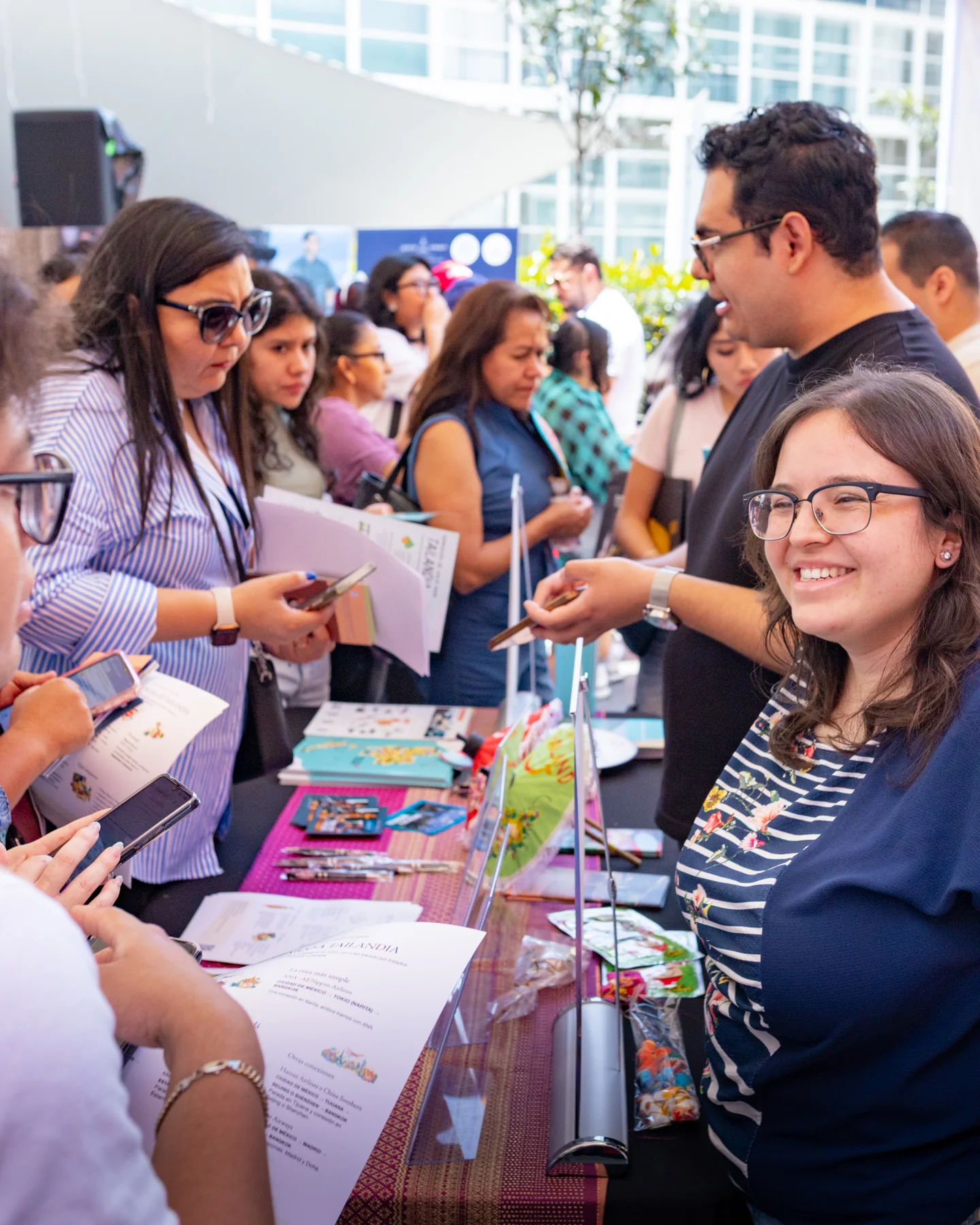 Paola y Andrew atienden preguntas de visitantes en el stand de Amazing Thailand en Thai Festival México 2026.