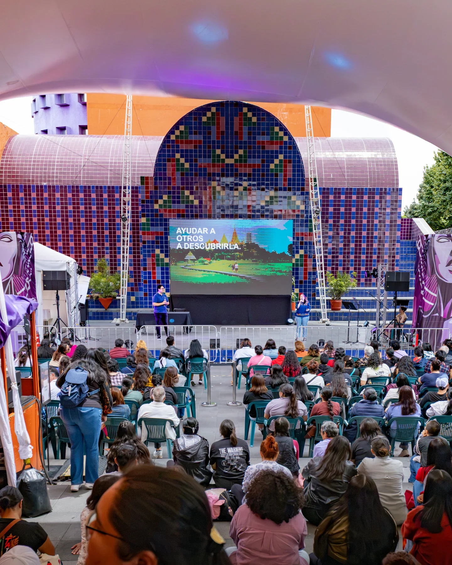 Paola y Andrew presentan su charla ante el público de Thai Festival México 2026.